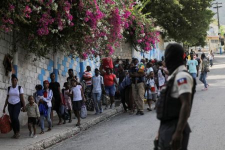 FILE PHOTO: People carry their belongings while fleeing their homes and neighbourhood due to clashes between gangs, in Port-au-Prince, Haiti April 24, 2023. REUTERS/Ralph Tedy Erol/File Photo