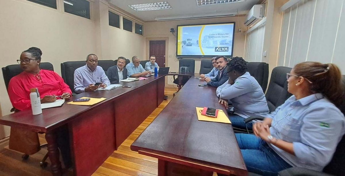 Those in attendance at the meeting (Ministry of Public Works photo)