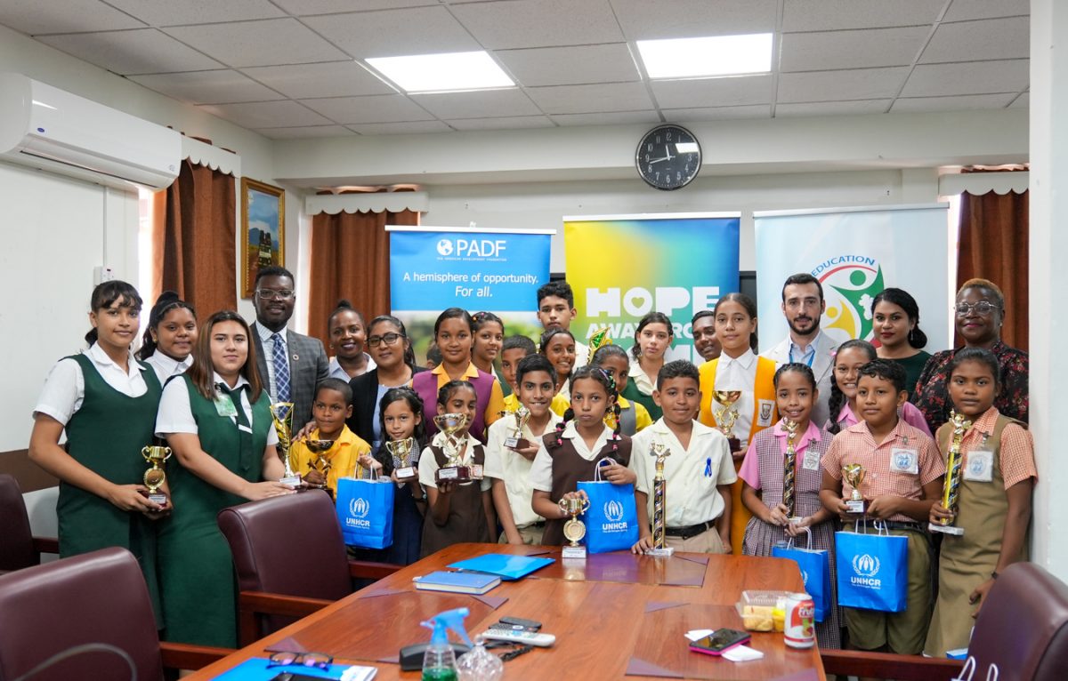 The winners of the contest yesterday with officials of the education ministry and the agencies involved. (Ministry of Education photo)