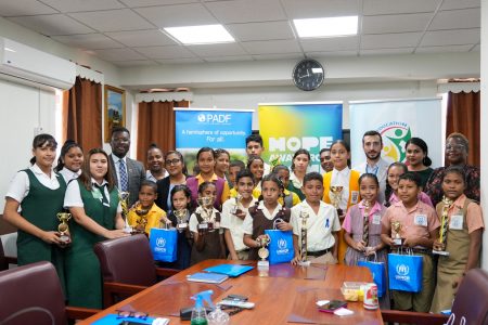 The winners of the contest yesterday with officials of the education ministry and the agencies involved. (Ministry of Education photo)