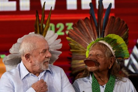 FILE PHOTO: Brazil's President Luiz Inacio Lula da Silva talks with Brazil's indigenous chief Raoni Metuktire, during the closing of the Terra Livre (Free Land) camp, a protest camp to demand the demarcation of land and to defend cultural rights, in Brasilia, Brazil April 28, 2023. REUTERS/Ueslei Marcelino
