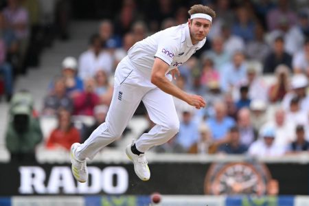 Stuart Broad bowled without any success against Australia in their 2nd innings as heavy rainfall rendered play impossible in the afternoon session on the fourth day of the 5th Ashes Test
