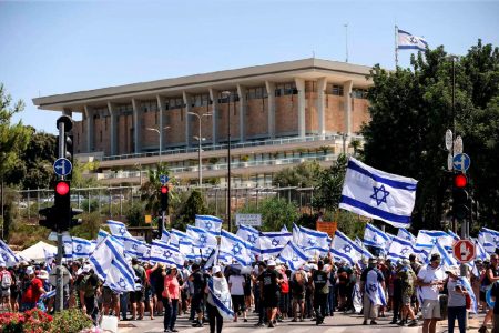 Protesters take part in a demonstration against Israeli Prime Minister Benjamin Netanyahu and his nationalist coalition government’s judicial overhaul by the Knesset, Israel’s parliament, in Jerusalem, July 24, 2023 REUTERS/Ronen Zvulun 