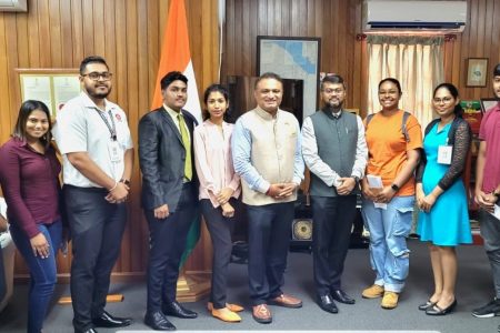 High Commissioner, Dr KJ Srinivasa (sixth from left) with the participants (Indian High Commission photo)