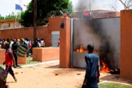 Pro-junta demonstrators gathered outside the French embassy, try to set it on fire before being dispersed by Nigerian security forces in Niamey, the capital city of Niger July 30, 2023. (Reuters photo)