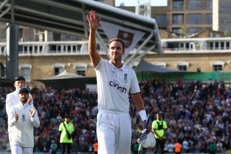 England’s Stuart Broad is applauded off the field by teammates after winning the test and drawing the series Action Images via Reuters/Andrew Boyers