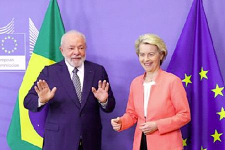 European Commission President Ursula von der Leyen (right) and Brazilian President Luiz Inacio Lula da Silva