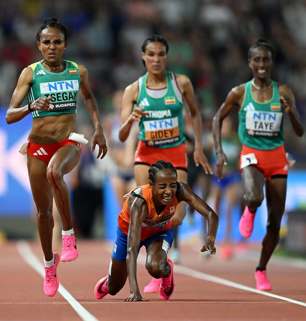 Gudaf Tsegay, left, of Ethiopia made the most of race leader Sifan Hassan’s of The Netherlands fall, to win the women’s 10,00m yesterday. (Reuters photo)