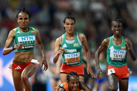 Gudaf Tsegay, left, of Ethiopia made the most of race leader Sifan Hassan’s of The Netherlands fall, to win the women’s 10,00m yesterday. (Reuters photo)