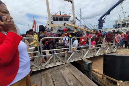 Passengers disembarking today (Ministry of Public Works photo)