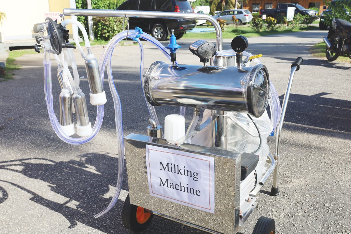A milking machine that was handed over (Ministry of Agriculture photo)