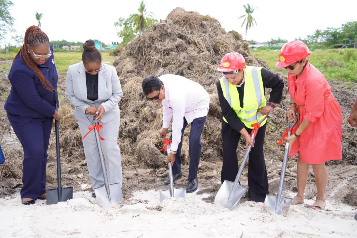 The sod-turning (Ministry of Legal Affairs photo)