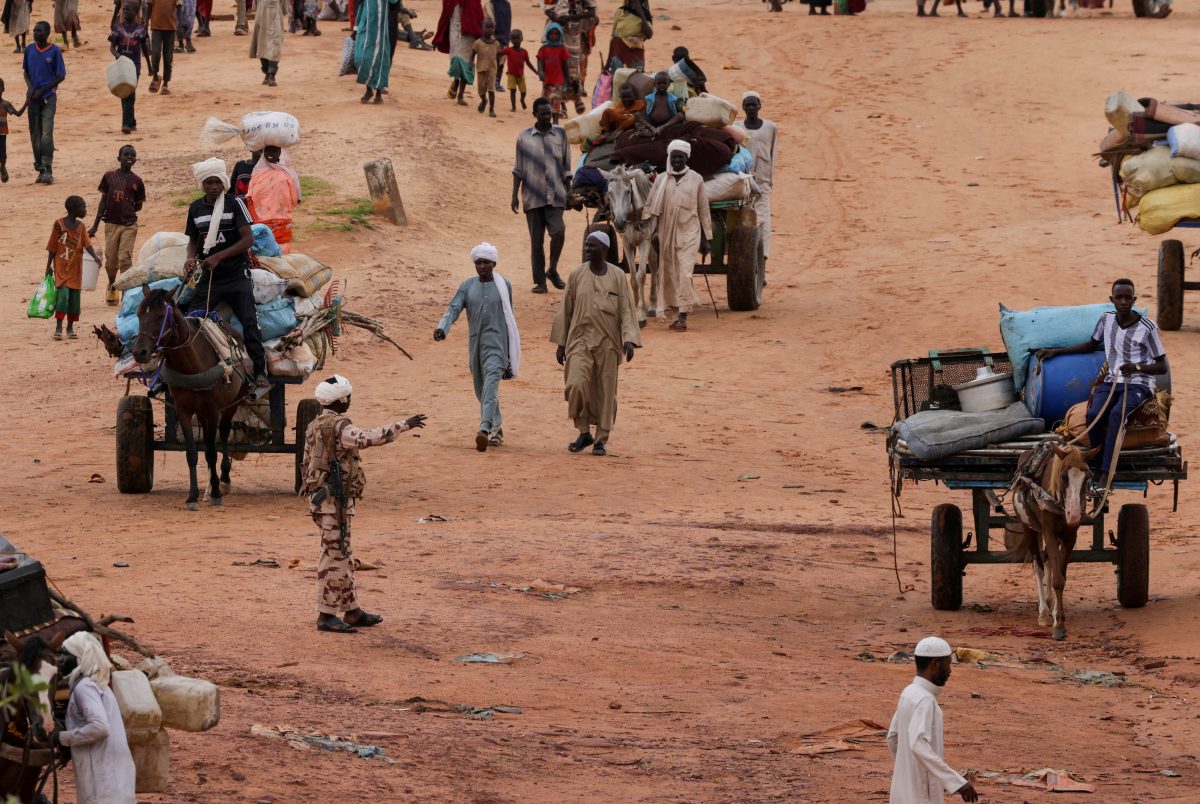 FILE PHOTO: A Chadian army officer reacts as Chadian cart owners transport belongings of Sudanese people who fled the conflict in Sudan's Darfur region, while crossing the border between Sudan and Chad, in Adre, Chad August 4, 2023. REUTERS/Zohra Bensemra/File Photo