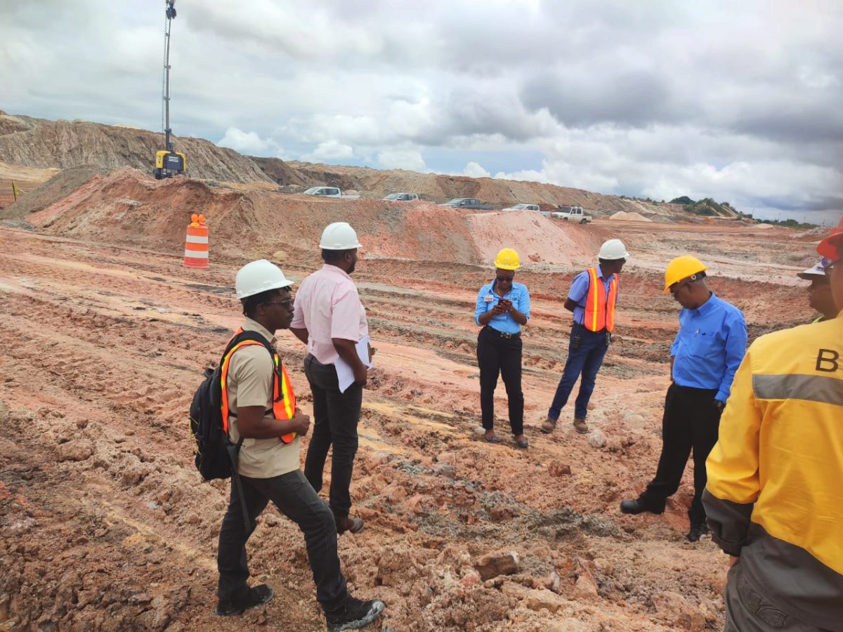 The team inspecting a part of the mine (Ministry of Labour photo)
