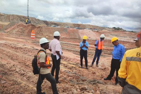 The team inspecting a part of the mine (Ministry of Labour photo)