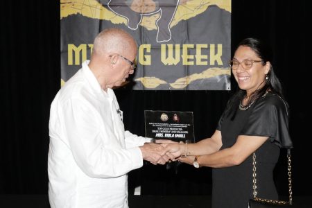 Viola Stoll (right) receiving her award for being top gold producer from Norman McLean. (GGDMA photo)