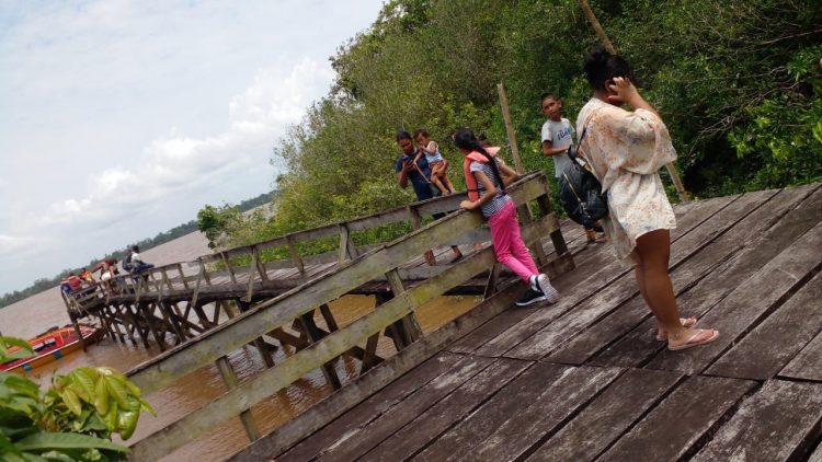 Passengers at Troolie Island