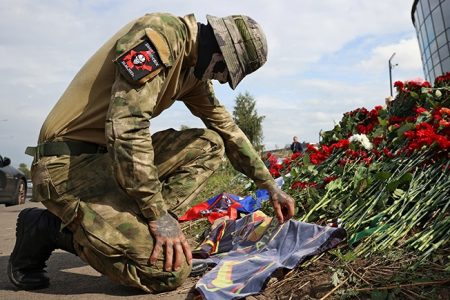 A fighter of Wagner private mercenary group visits a makeshift memorial near former PMC Wagner Centre, associated with the founder of the Wagner Group, Yevgeny Prigozhin, in Saint Petersburg, Russia August 24, 2023.  REUTERS/Anastasia Barashkova  NO RESALES. NO ARCHIVES