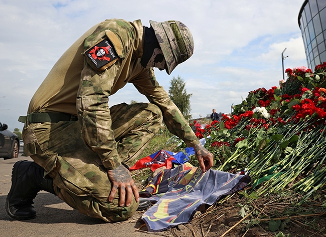 A fighter of Wagner private mercenary group visits a makeshift memorial near former PMC Wagner Centre, associated with the founder of the Wagner Group, Yevgeny Prigozhin, in Saint Petersburg, Russia August 24, 2023.  REUTERS/Anastasia Barashkova  NO RESALES. NO ARCHIVES