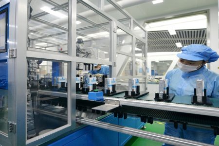 Workers are seen at the production line of lithium-ion batteries for electric vehicles (EV) at a factory in Huzhou, Zhejiang province, China August 28, 2018. (Reuters photo)