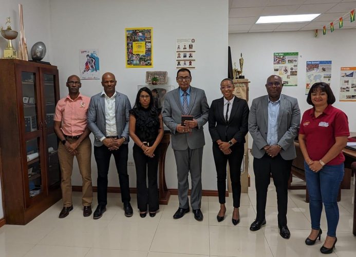 Guyana’s Ambassador
to Cuba Halim Majeed, centre, flanked on his right
by Garfield Wiltshire, Godfrey Munroe, Vidushi Persaud-McKinnon, Cristy Campbell, Steve Ninvalle and Emelia Ramdhani.