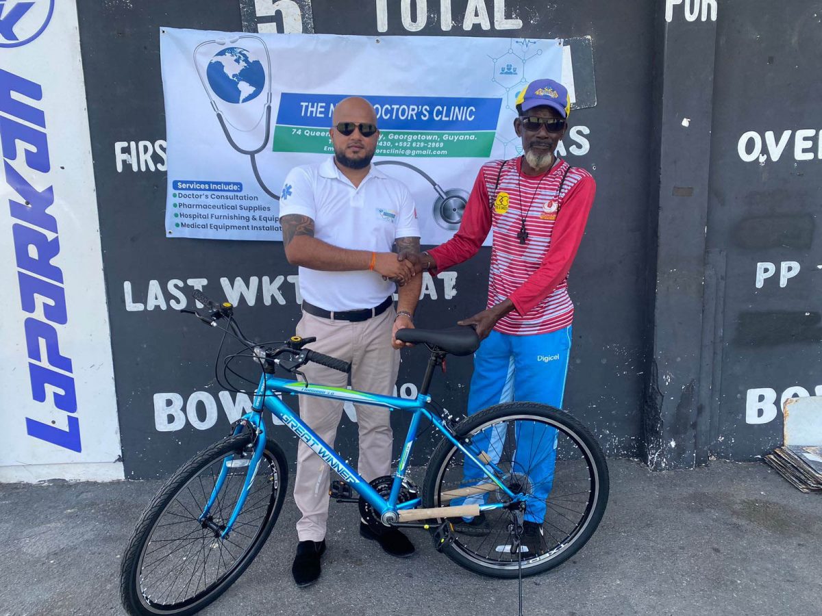 Juicy! Norman ‘The Juice Man’
Welch (right) is all smiles as he collects his brand new bicycle from Satyendra Khemraj of The New Doctor’s Clinic.