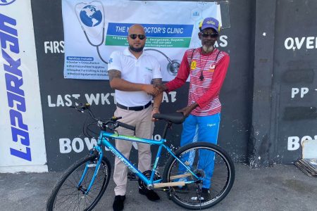 Juicy! Norman ‘The Juice Man’
Welch (right) is all smiles as he collects his brand new bicycle from Satyendra Khemraj of The New Doctor’s Clinic.