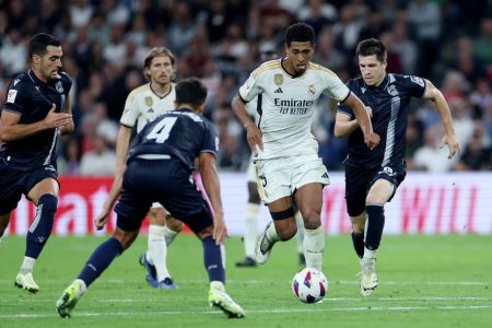 Real Madrid’s Jude Bellingham in action with Real Sociedad’s Mikel Merino and Igor Zubeldia REUTERS/Isabel Infantes
