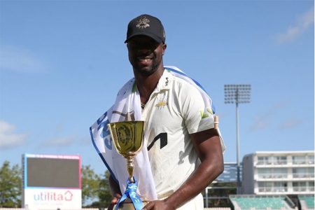 West Indies fast bowler Kemar Roach helped Surrey to a 21st county title yesterday.