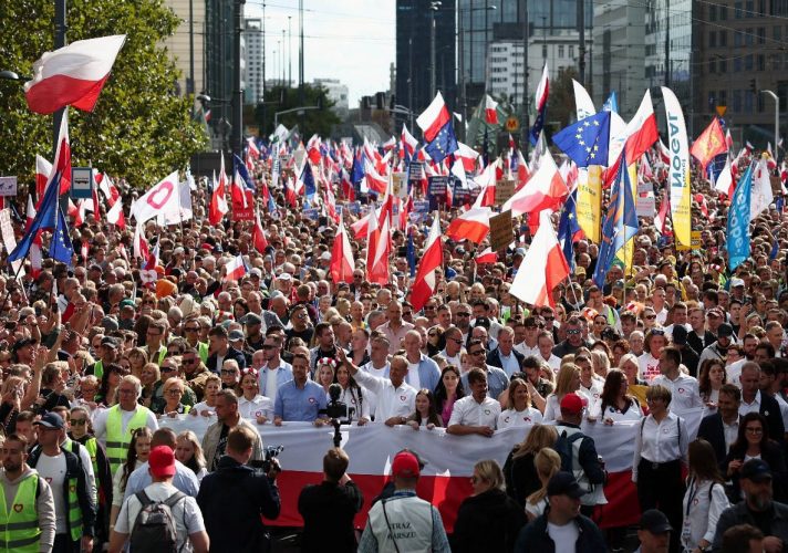 Donald Tusk, the leader of the largest opposition grouping Civic Coalition (KO) and Rafal Trzaskowski, mayor of Warsaw march in front of the Polish national flag during the “Marsz Miliona Serc” rally, in Warsaw, Poland, October 1, 2023. (Reuters photo)