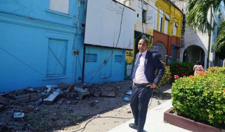 Mayor of Kingston, Delroy Williams assessing derelict buildings in downtown Kingston which were impacted by a 5.6 magnitude earthquake that jolted Jamaica Monday morning. (Photo: @MayorWilliamsJA Twitter) 