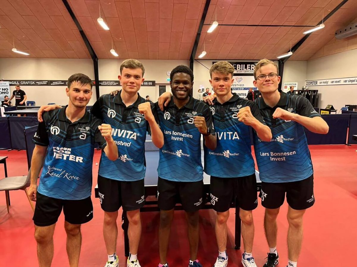 TT’s Aaron Wilson, centre, with teammates of Danish table tennis club Næstved Bordtennis