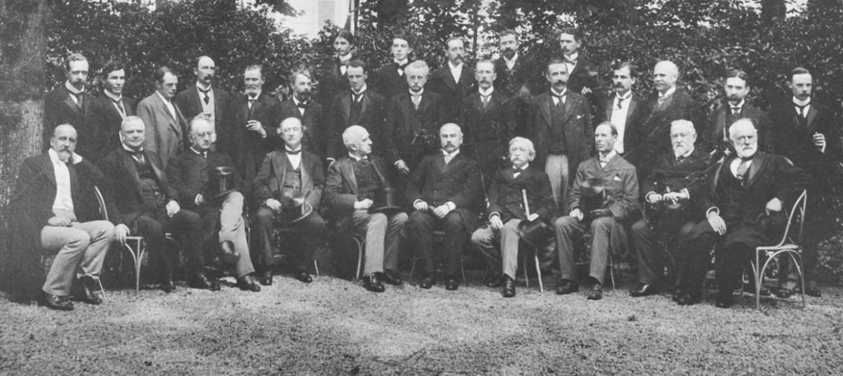 The Arbitral Tribunal and Counsel, Paris 1899 (Wikipedia photograph)