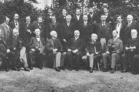 The Arbitral Tribunal and Counsel, Paris 1899 (Wikipedia photograph)