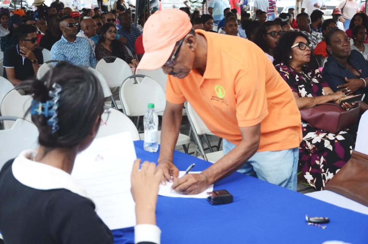 A contractor signing his project (Ministry of Finance photo)