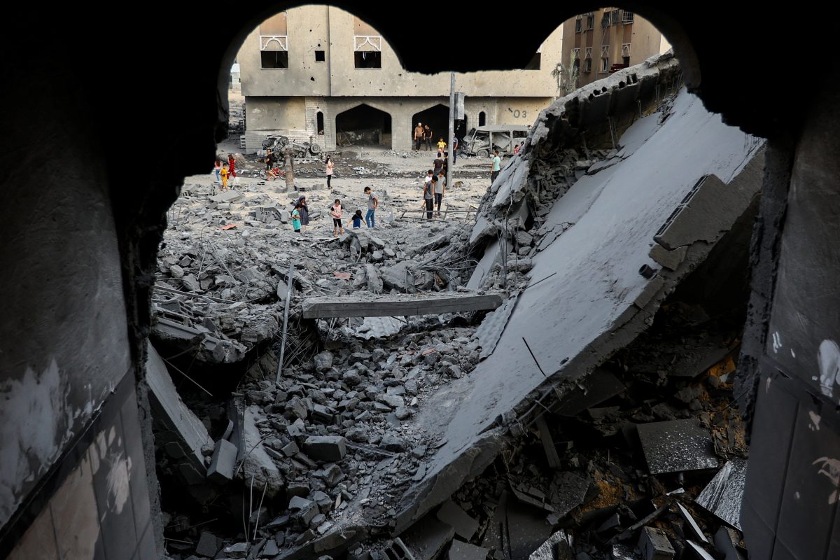 Palestinians inspect the site of Israeli strikes on a house in Khan Younis in the southern Gaza Strip, October 23, 2023. REUTERS/Ibraheem Abu Mustafa