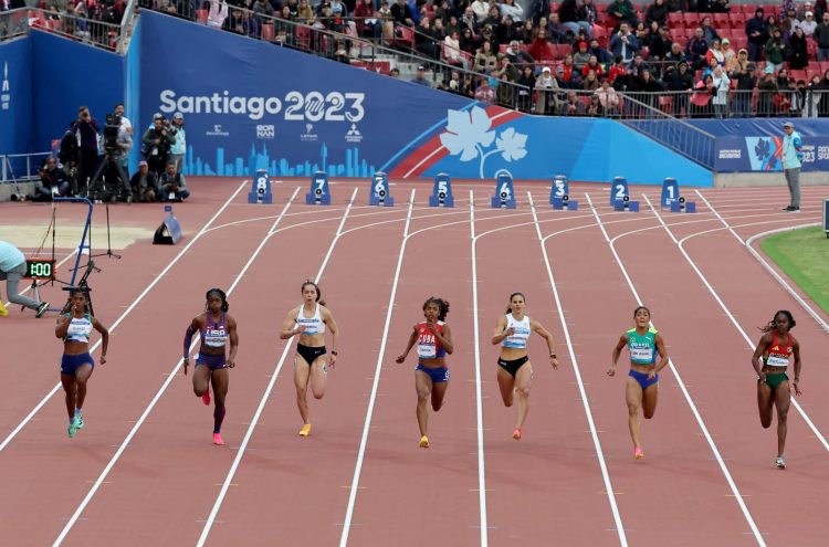 National 100m record holder, Jasmine Abrams (lane 2) powered to victory in one of three 100m events to book her spot in today’s final scheduled for 19:55hrs
