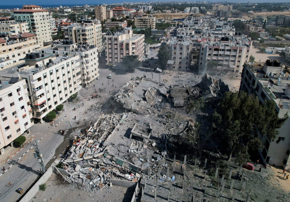 Palestinians gather around residential buildings destroyed in Israeli strikes in Zahra City, amid the ongoing conflict between Israel and Palestinian Islamist group Hamas, in southern Gaza City, October 19, 2023. REUTERS/Shadi Tabatibi