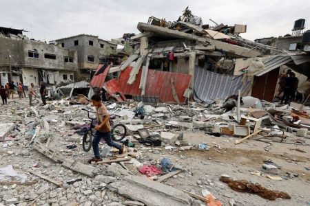 A child walks at the site of an Israeli air strike on a house, as the conflict between Israel and Palestinian Islamist group Hamas continues, in Khan Younis in the southern Gaza Strip, October 27, 2023. REUTERS/Mohammed Salem