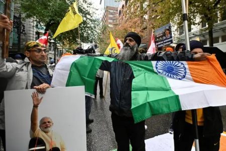 The Indian flag is torn during a protest outside India’s consulate, a week after Canada’s Prime Minister Justin Trudeau raised the prospect of New Delhi's involvement in the murder of Sikh separatist leader Hardeep Singh Nijjar, in Vancouver, British Columbia, Canada September 25, 2023. REUTERS/Jennifer Gauthier
Reuters