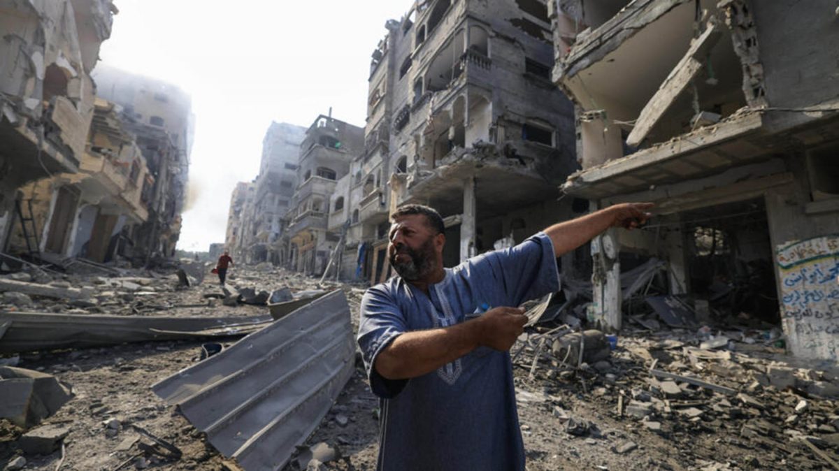 A Palestinian man indicates the destruction after Israeli air strikes on the Jabaliya refugee camp in Gaza on October 11, 2023. © Mahmud Hams, AFP 