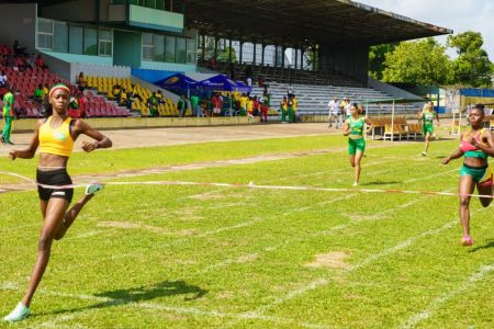 Tianna Springer eases to gold
in the girls 200m (photo
compliments of Calvin Chapman)