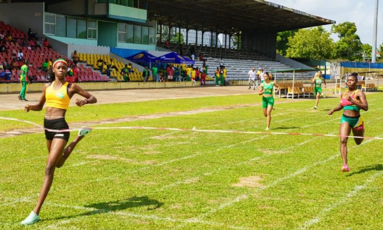 Tianna Springer eases to gold
in the girls 200m (photo
compliments of Calvin Chapman)