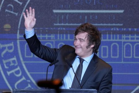 Presidential candidate of the Liberty Advances coalition Javier Milei waves during his victory speech after being elected president in a runoff election in Buenos Aires, Argentina, Nov 19, 2023. ( PHOTO / AP)
