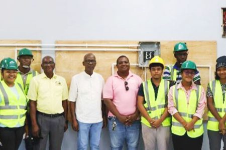 Labour Minister Hamilton (sixth from left) and some of the trainees (DPI photo)