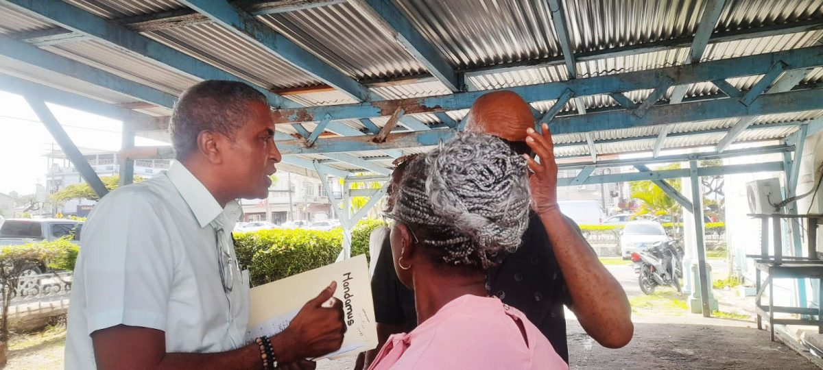 Mayor Alfred Mentore (left) and Deputy Mayor Denise Miller with Councilor Hinds discussing possible solutions
