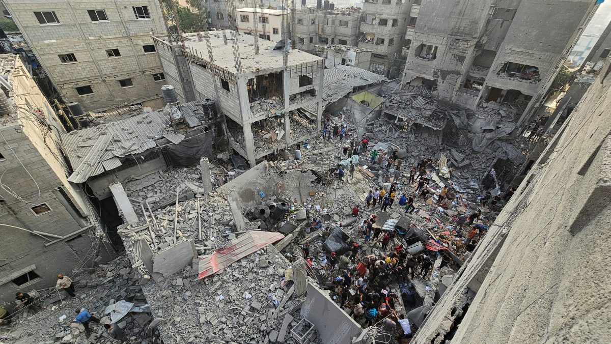 Palestinians search for casualties at the site of Israeli strikes on houses, in Jabalia refugee camp in the northern Gaza Strip, November 2, 2023. REUTERS/Anas Al-Shareef