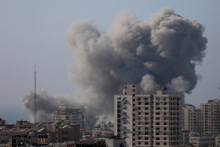 Smoke rises after Israeli strikes, amid the ongoing conflict between Israel and Palestinian Islamist group Hamas, in Gaza City November 6, 2023. REUTERS/Mohammed Al-Masri