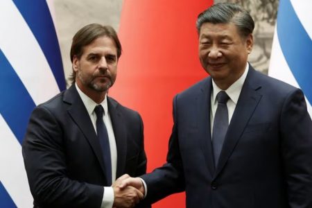 Chinese President Xi Jinping (right) and his Uruguayan counterpart Louis Lacalle Pou 