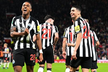 Newcastle United players celebrate their 3-0 whipping of Manchester United yesterday. (Twitter photo)